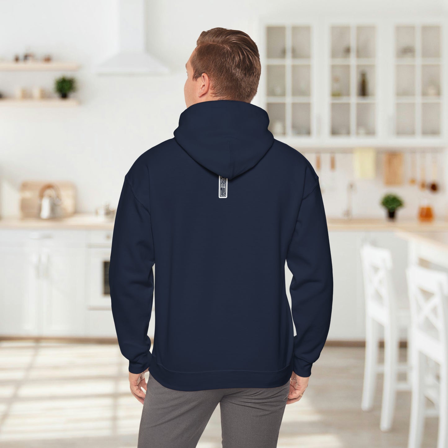 3 tourtereaux avec vêtements d'hiver et perchés sur une canne en bonbon, sweat à capuche Line Art