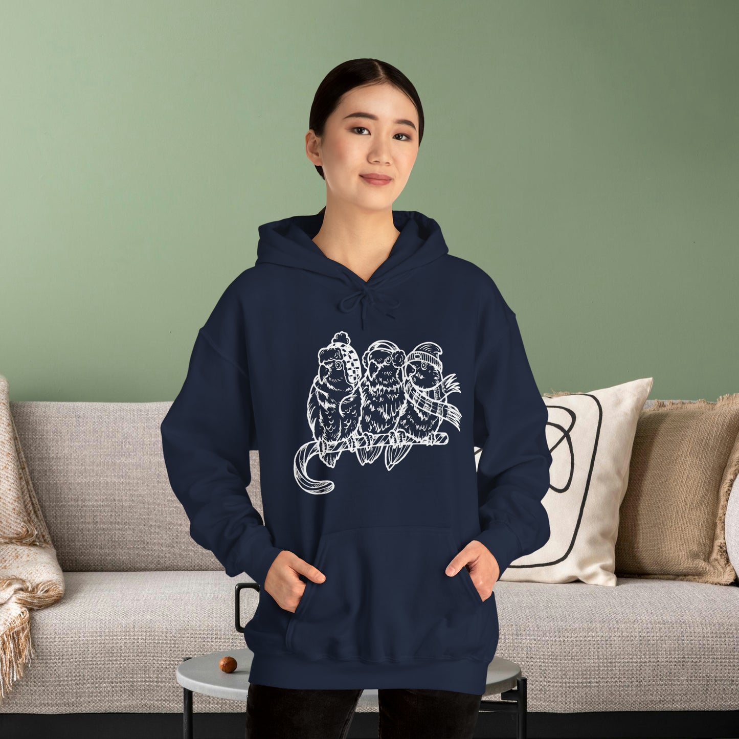 3 tourtereaux avec vêtements d'hiver et perchés sur une canne en bonbon, sweat à capuche Line Art