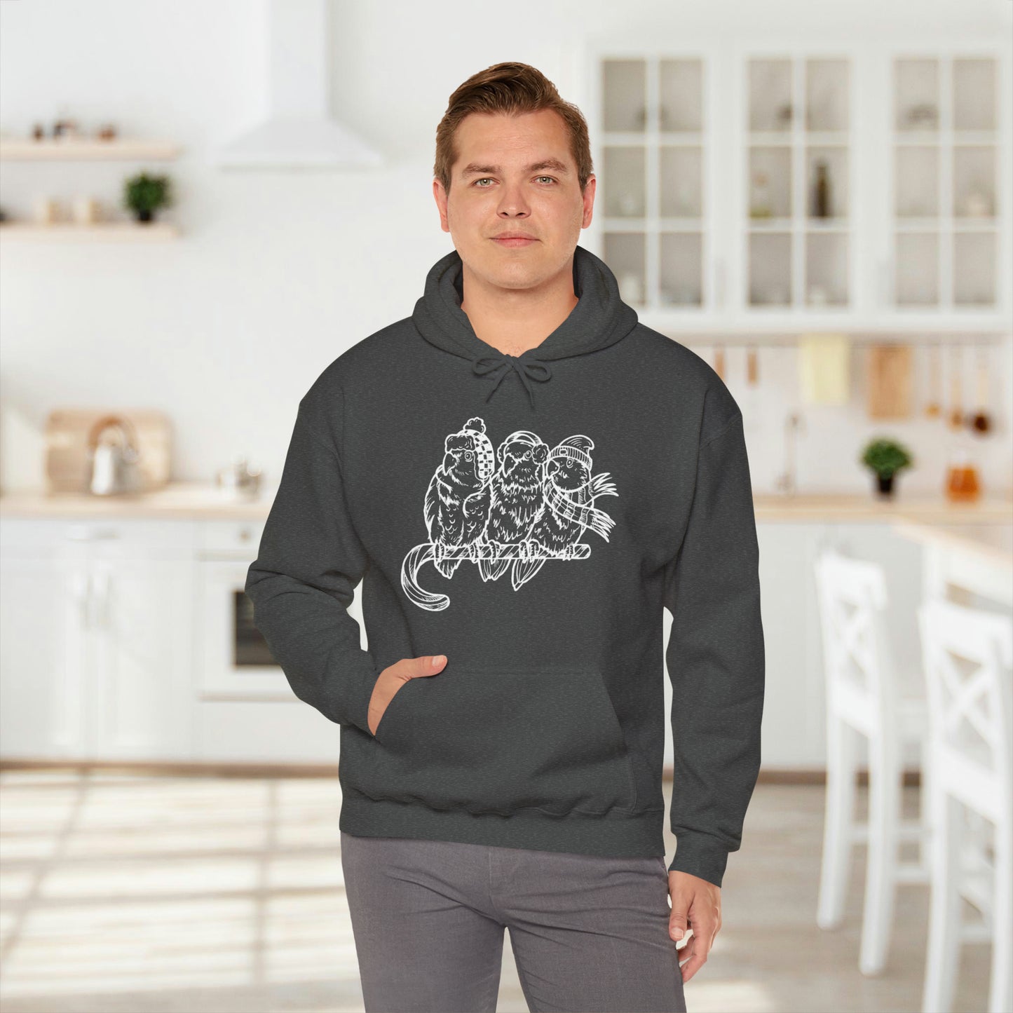 3 tourtereaux avec vêtements d'hiver et perchés sur une canne en bonbon, sweat à capuche Line Art