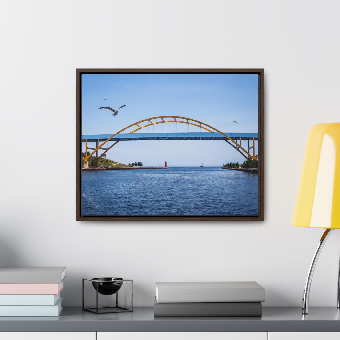 Milwaukee, Wisconsin's Hoan Bridge et mouettes, photographie encadrée sur toile