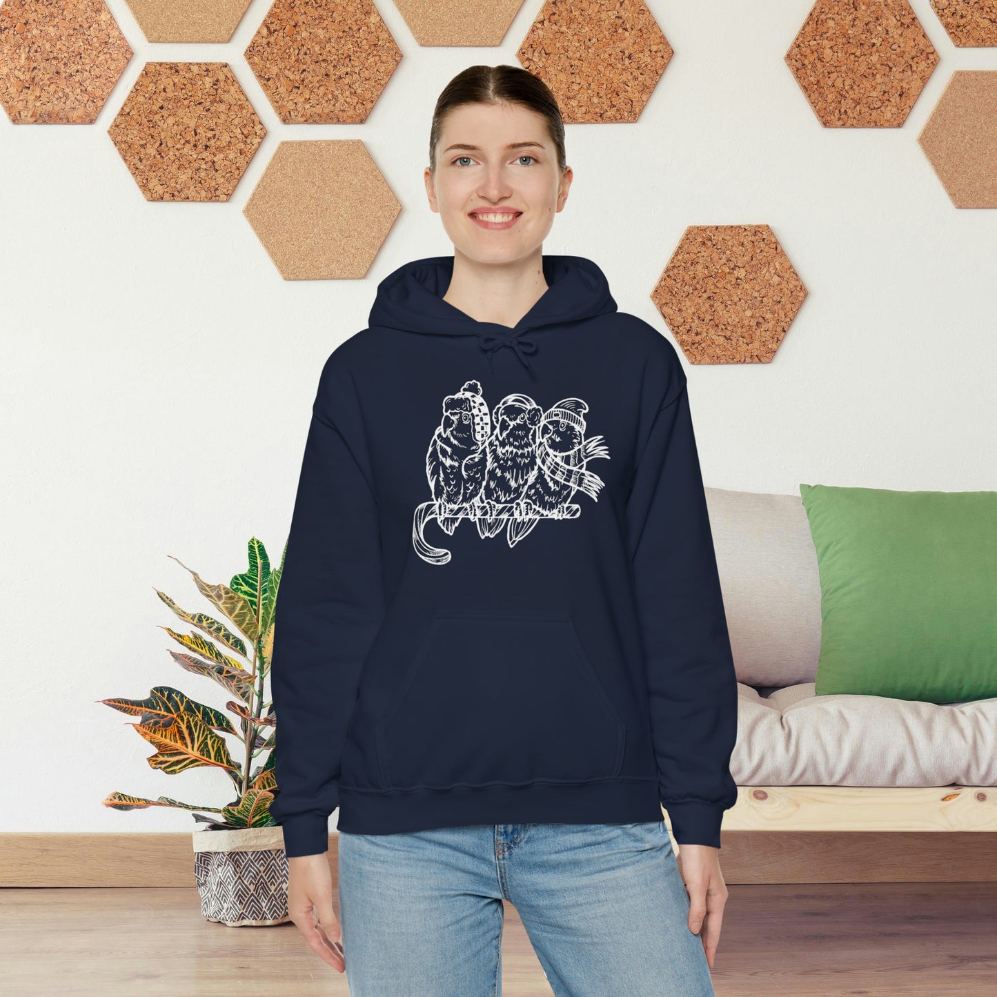3 tourtereaux avec vêtements d'hiver et perchés sur une canne en bonbon, sweat à capuche Line Art