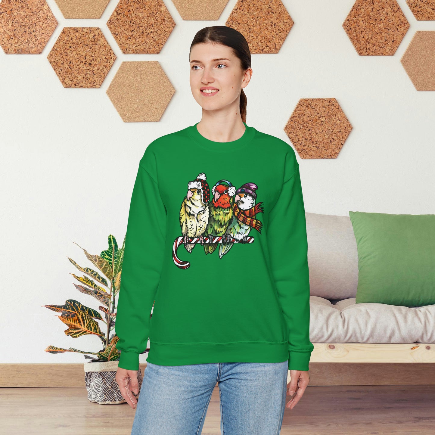 3 tourtereaux avec vêtements d’hiver et perchés sur une canne en bonbon, sweat-shirt à col rond