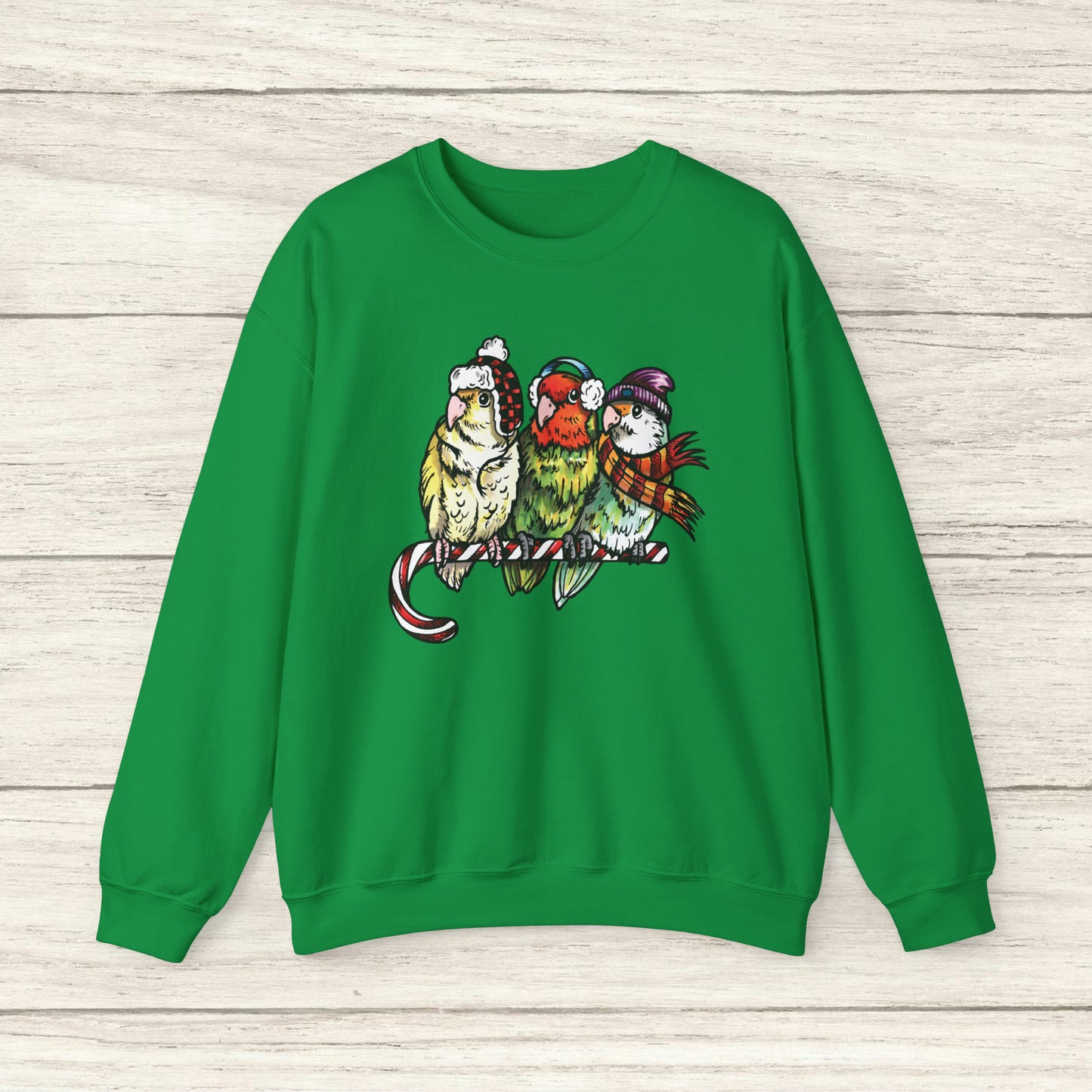 3 tourtereaux avec vêtements d’hiver et perchés sur une canne en bonbon, sweat-shirt à col rond