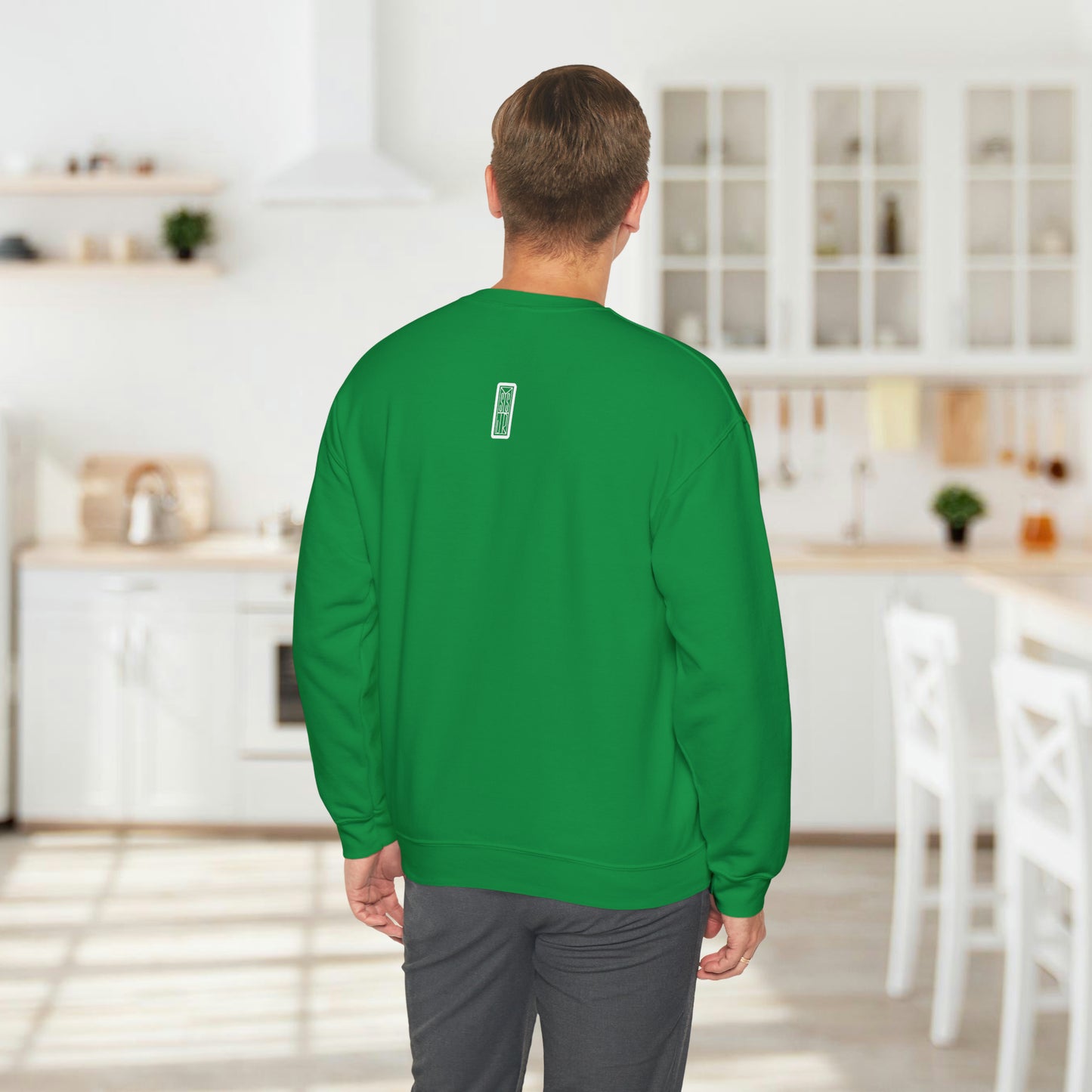 3 tourtereaux avec vêtements d’hiver et perchés sur une canne en bonbon, sweat-shirt à col rond