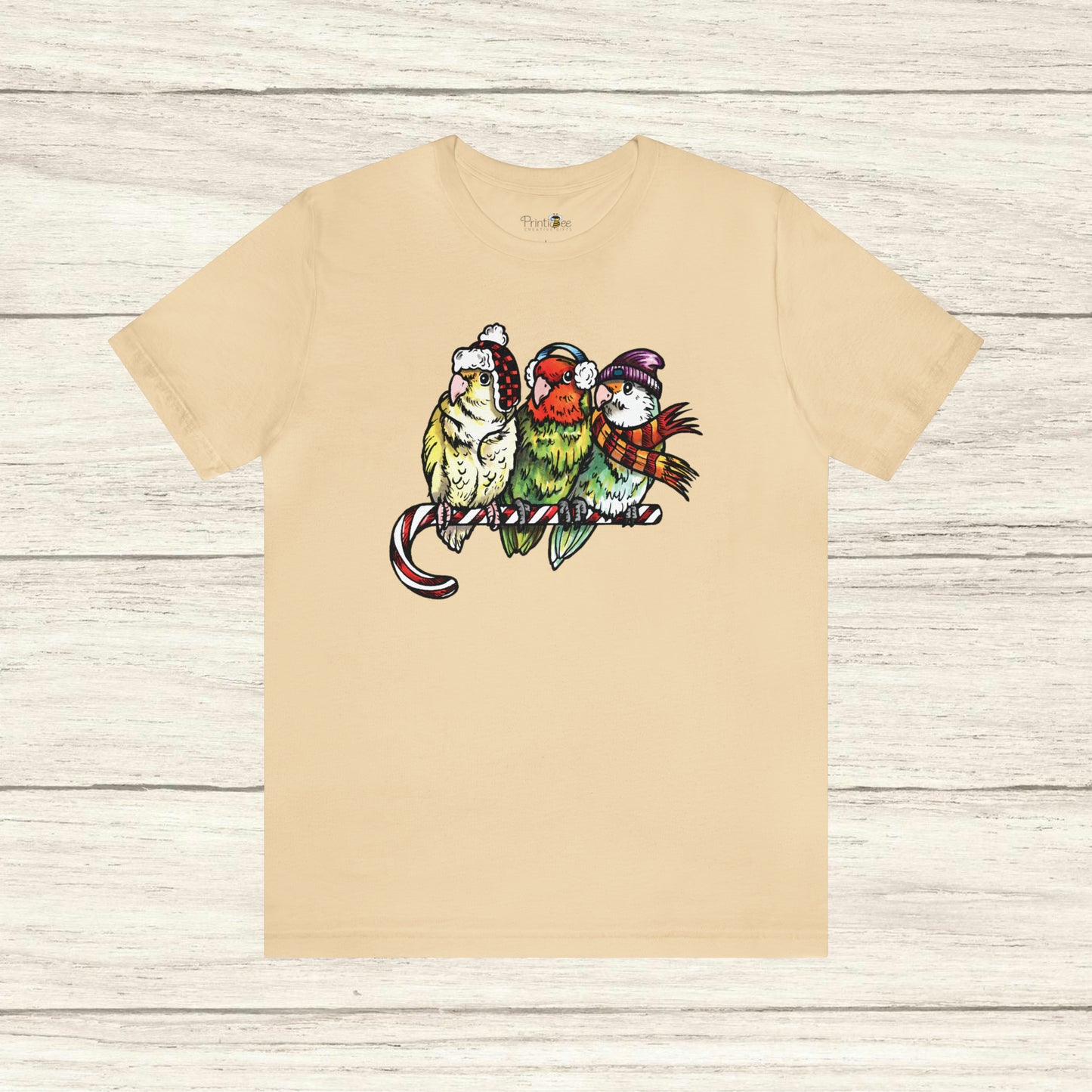 3 tortolitos en ropa de invierno y posados ​​en un bastón de caramelo, camiseta