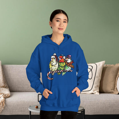 3 tourtereaux avec vêtements d’hiver et perchés sur une canne en bonbon, sweat-shirt à capuche