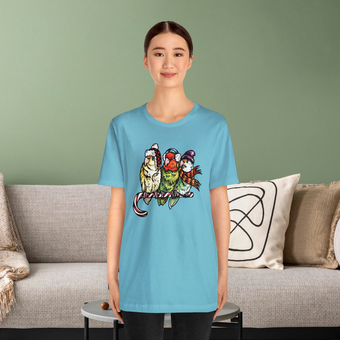 3 tortolitos en ropa de invierno y posados ​​en un bastón de caramelo, camiseta