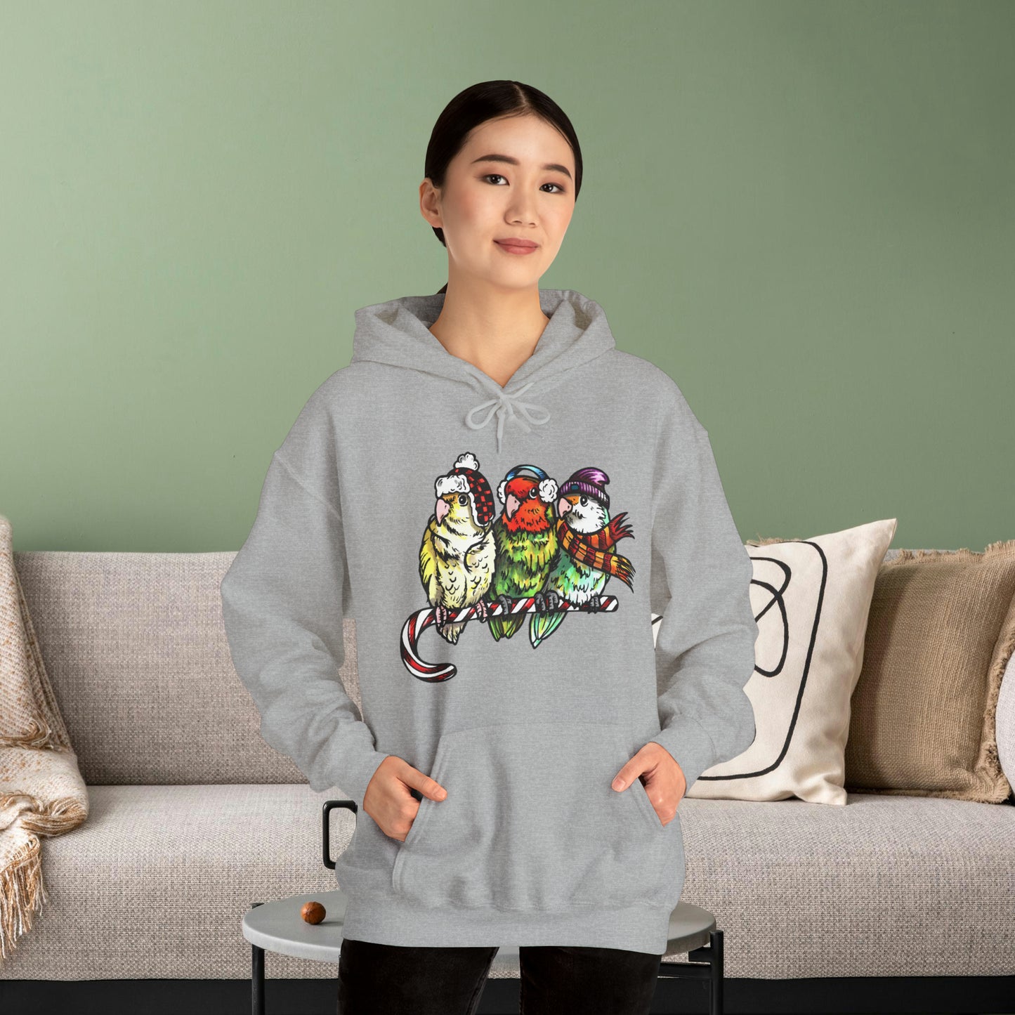 3 tourtereaux avec vêtements d’hiver et perchés sur une canne en bonbon, sweat-shirt à capuche