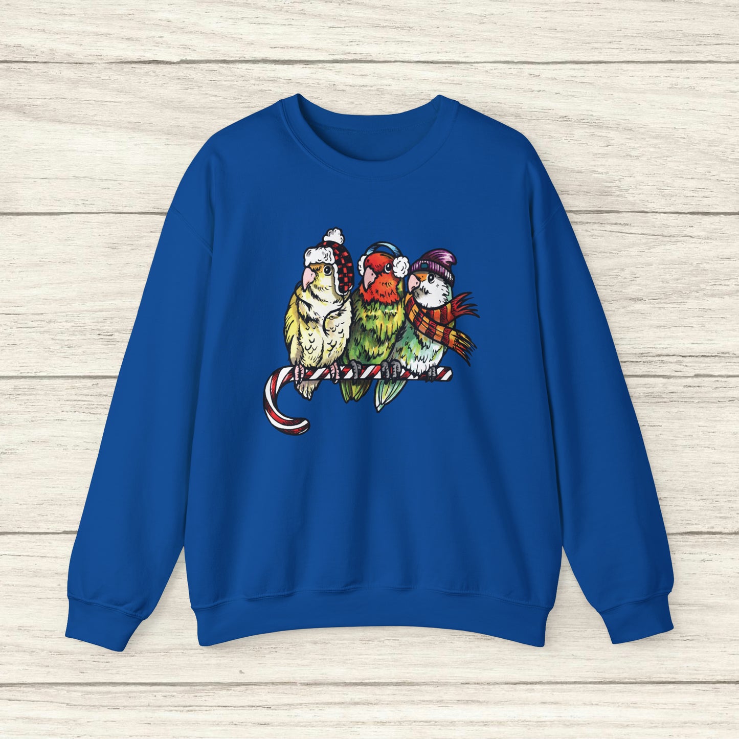 3 tourtereaux avec vêtements d’hiver et perchés sur une canne en bonbon, sweat-shirt à col rond
